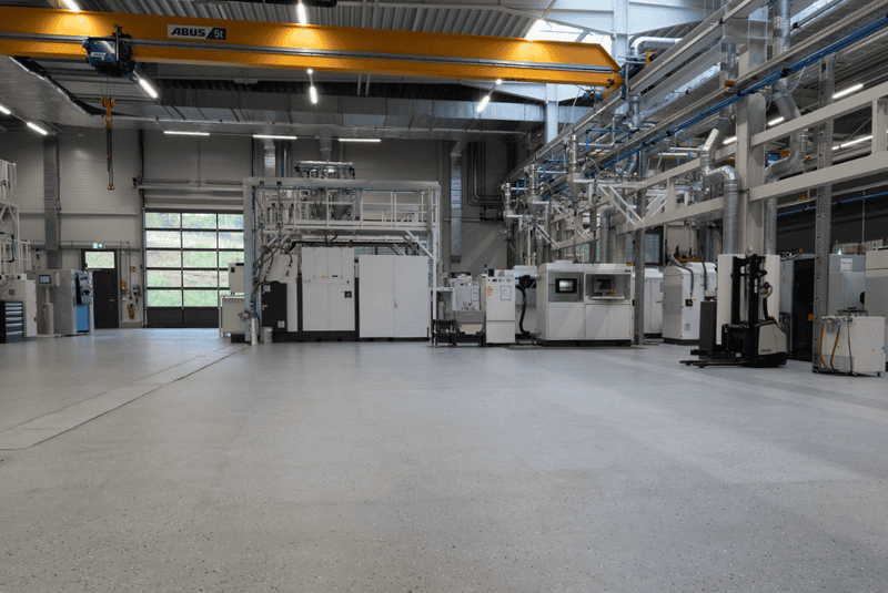 Moderne Produktionshalle mit Maschinen für industrielle Fertigung bei FKM